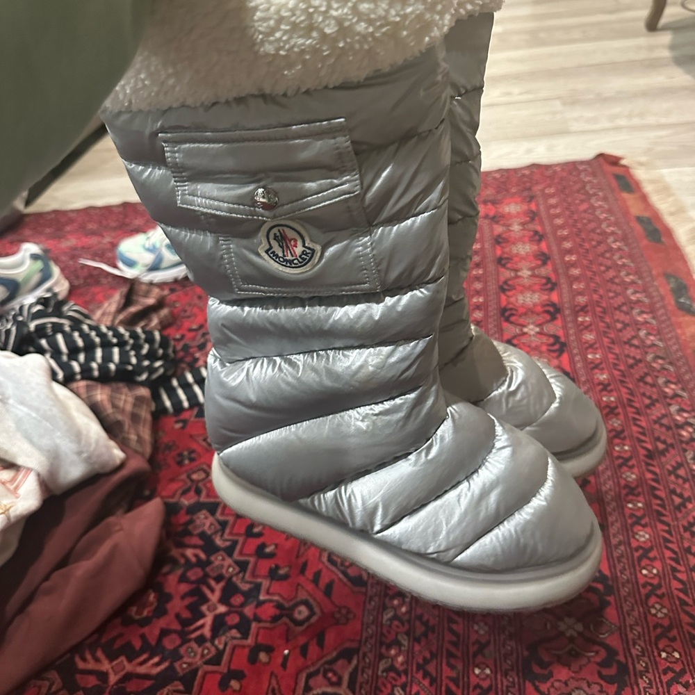 Moncler Silver Quilted Puffer Snow Boots with Faux Fur Cuff - Picture 3 of 5